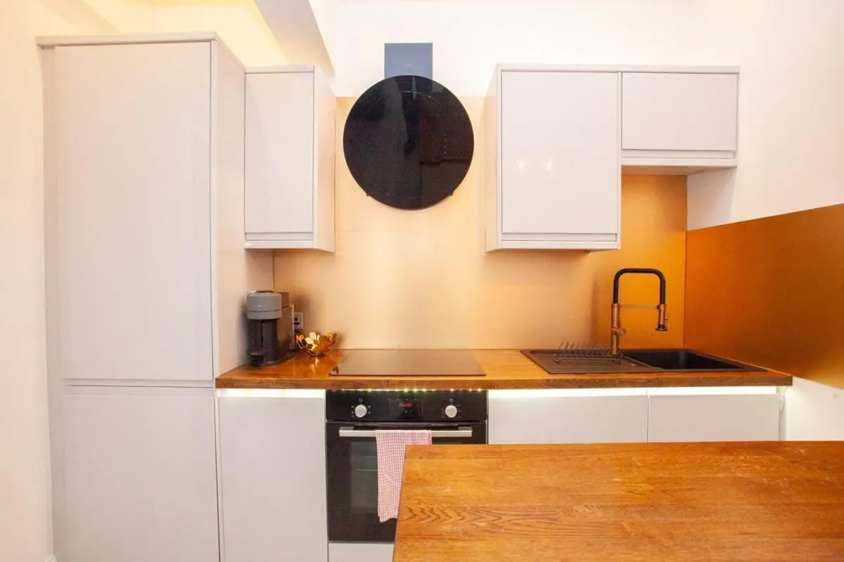 Image 2 of Stunning Flat in West End Location