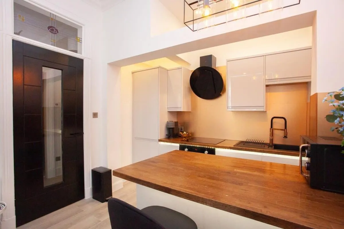 Image 3 of Stunning Flat in West End Location