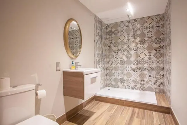 Image 6 of Stylish 2 Bedroom Apartment In Park Circus, West End