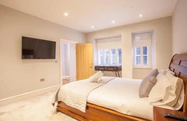 Image 4 of Stylish 2 Bedroom Apartment In Park Circus, West End
