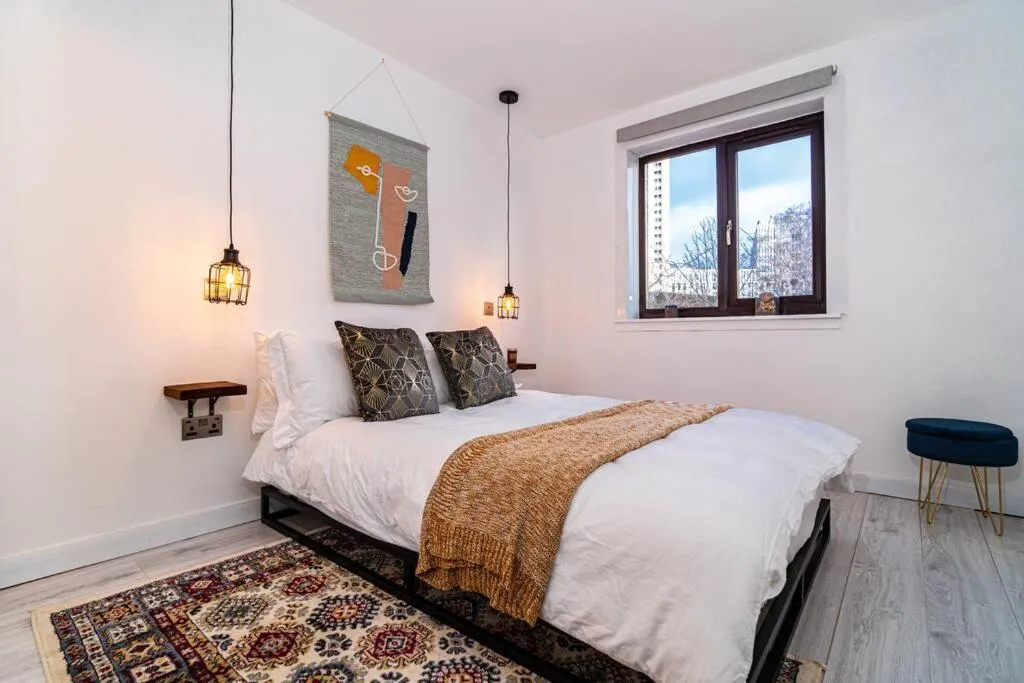 Image 2 of Stylish City Pad with Free Private Parking