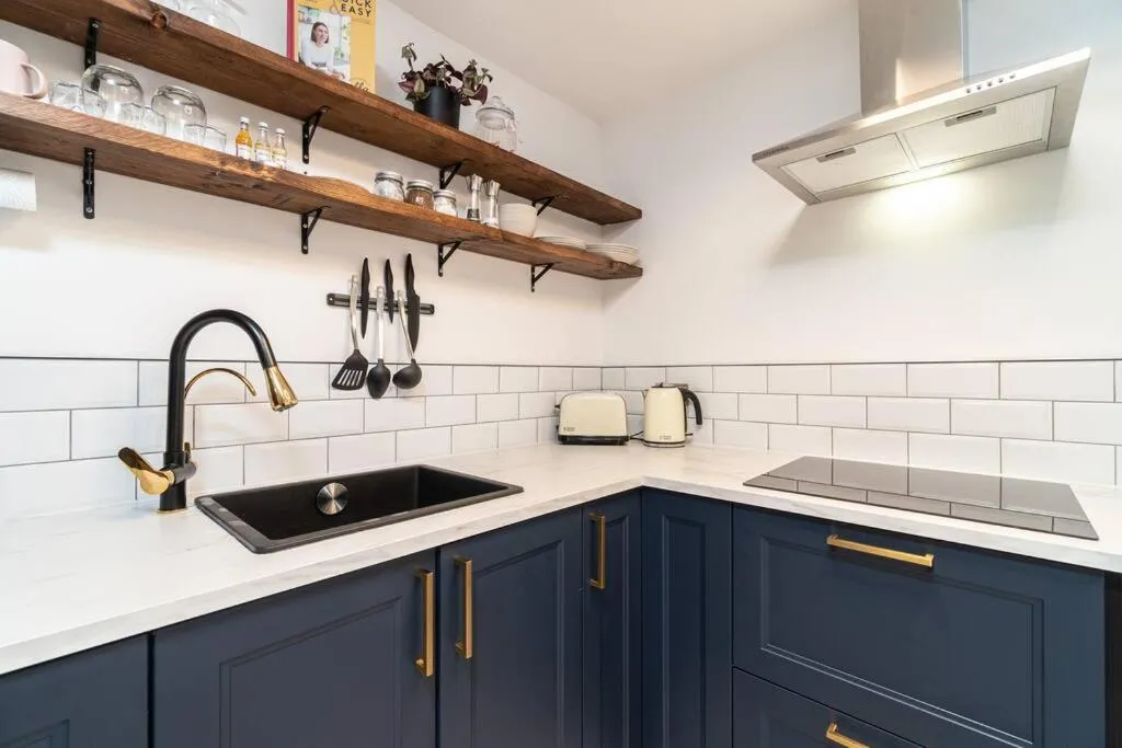 Image 3 of Stylish City Pad with Free Private Parking