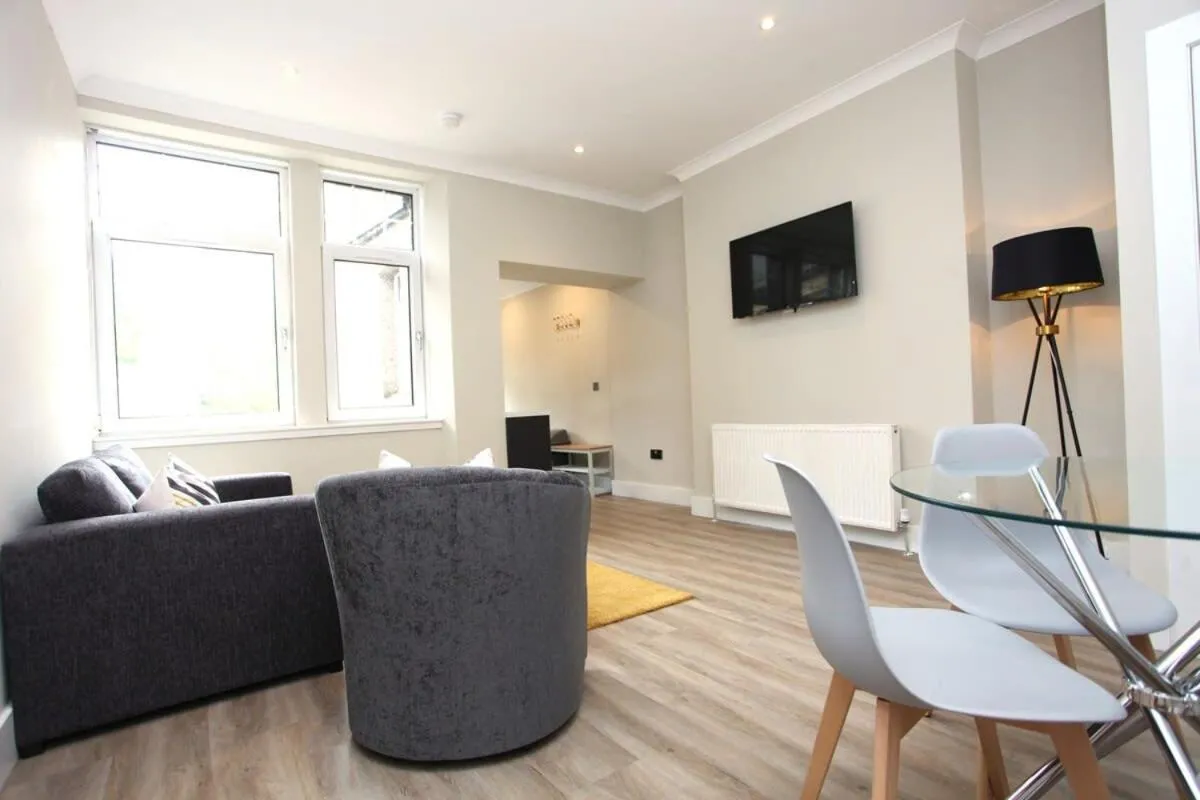 Image 2 of Three Bedroom Upper Flat in Jordanhill