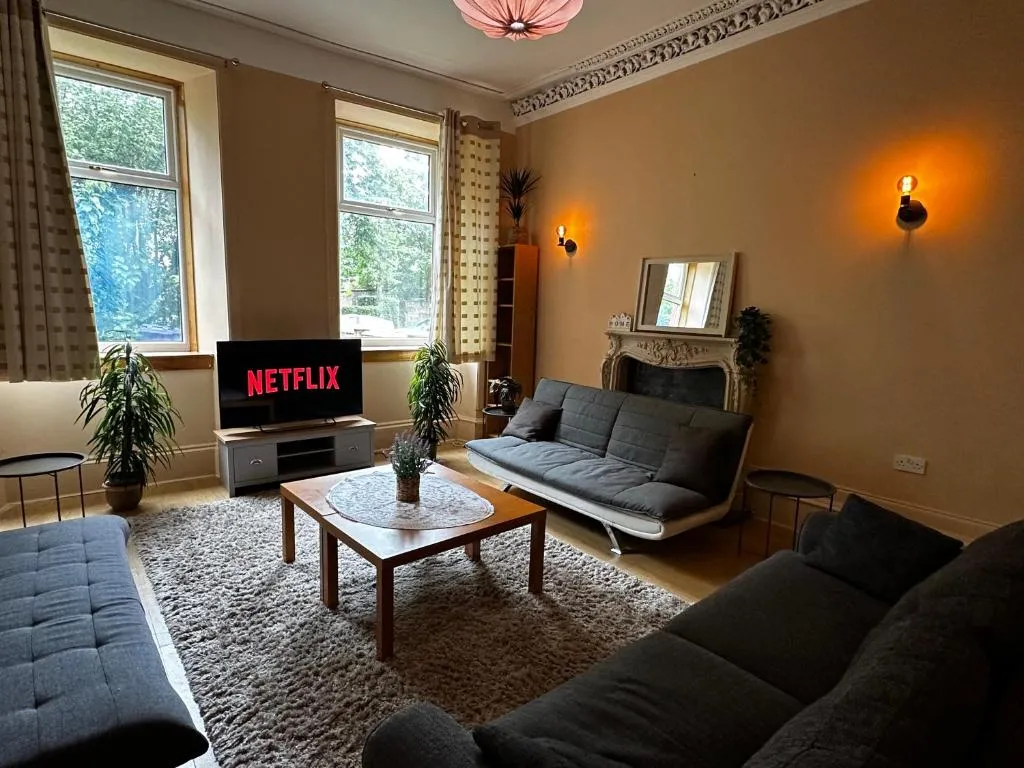 Image of Traditional 5 Bedroom House Free Parking Central Glasgow Westend