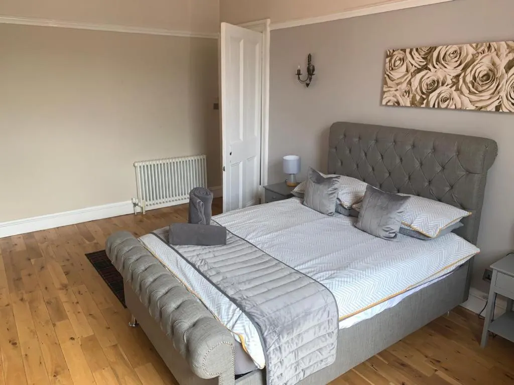 Image 5 of WEST END – Stunning, spacious, 3 bedroom, main door flat with private parking