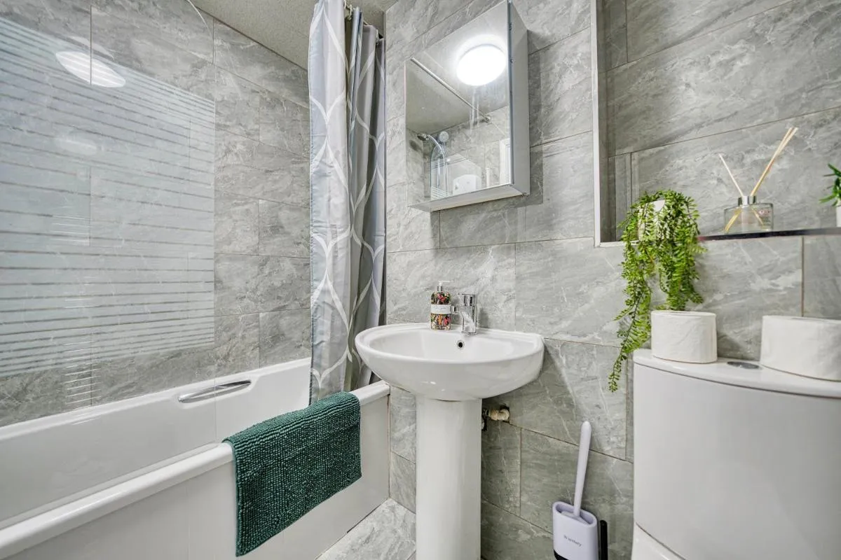 Image 2 of 2 Bedroom Gardens Retreat with Free Parking