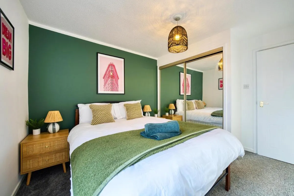 Image 1 of 2 Bedroom Gardens Retreat with Free Parking
