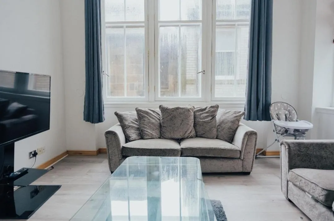 Image 2 of 2 bed Renfield st City Center