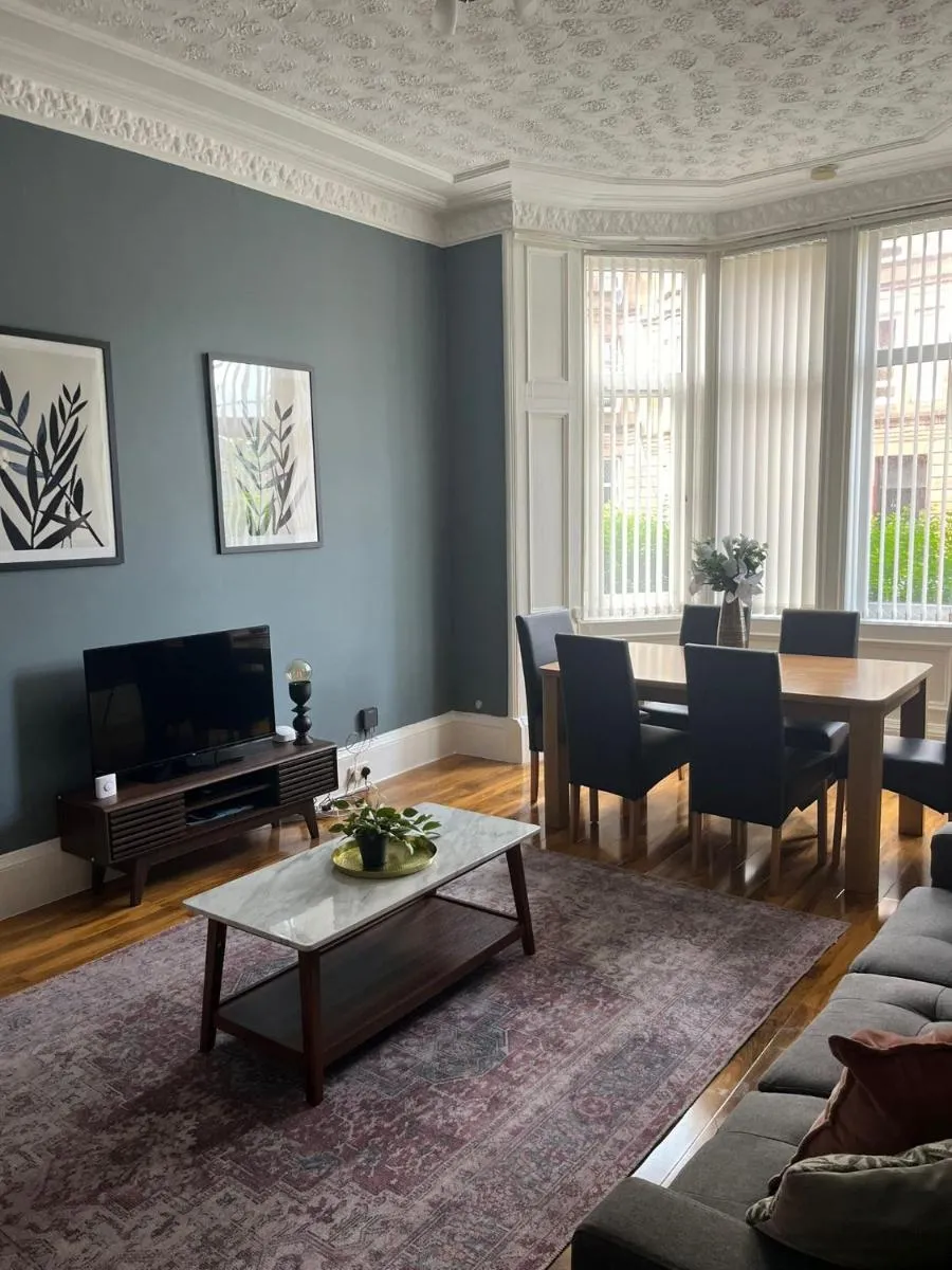 Image 4 of 3BR Apt Near Ibrox Subway Sleeps 7 and Parking