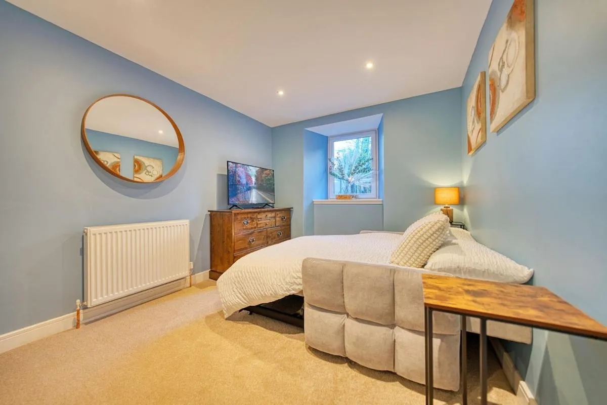 Image 4 of 3-Bed Flat Free Parking 10 Mins to City Centre