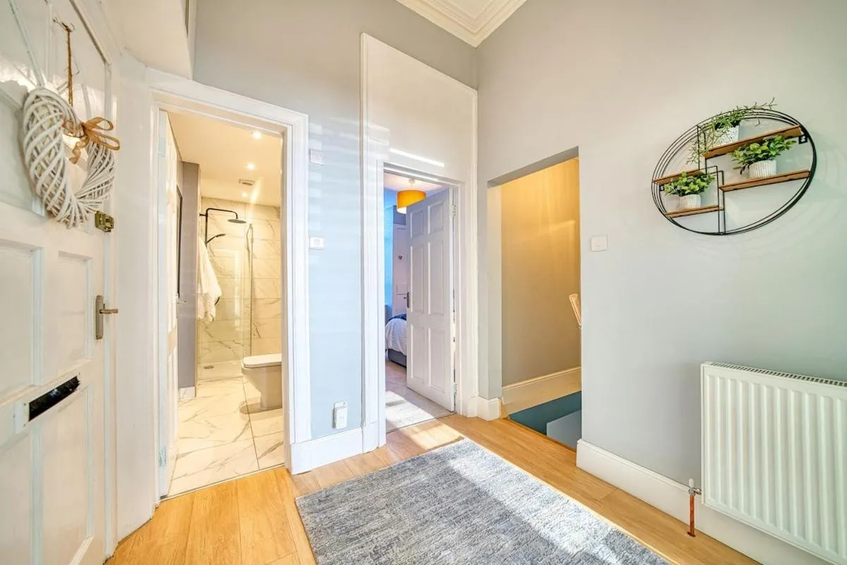 Image 2 of 3-Bed Flat Free Parking 10 Mins to City Centre