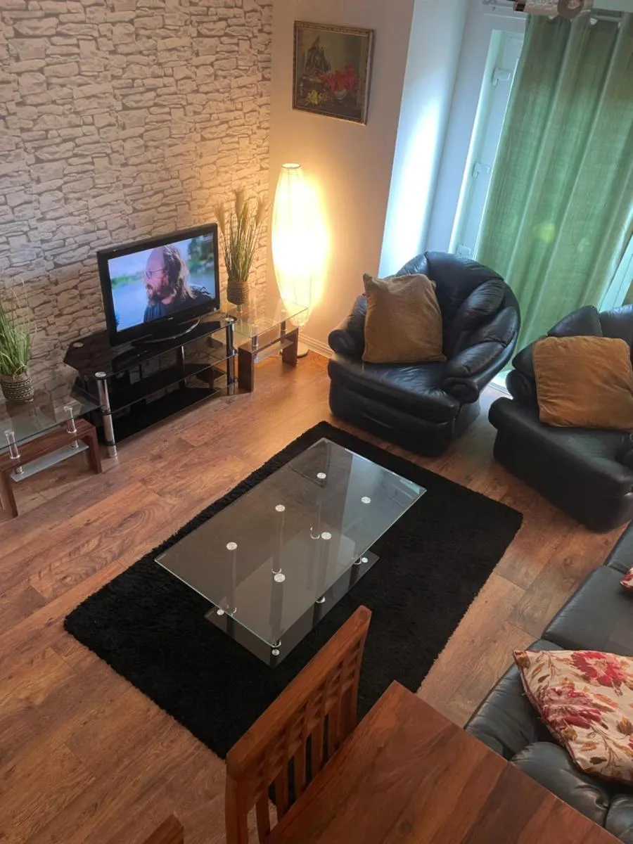 Image 1 of 3 beds in a 2 bedroom COSY apartment located close to city centre Glasgow