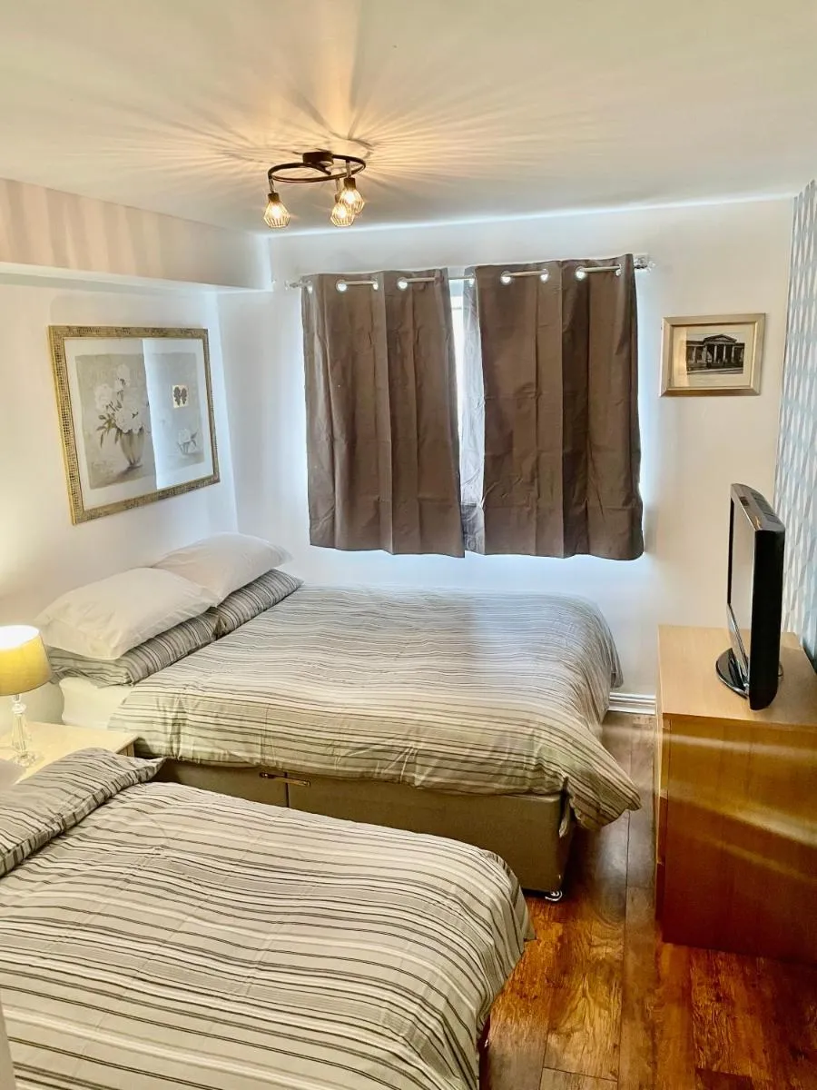 Image 4 of 3 beds in a 2 bedroom COSY apartment located close to city centre Glasgow