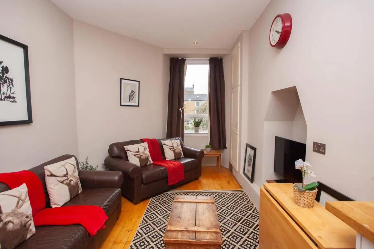 Image 3 of Beautiful 2 Bed Apartment Rose St