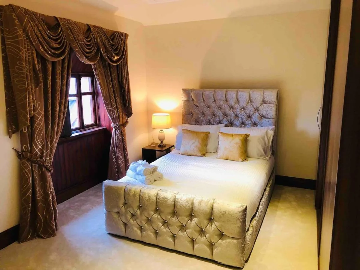 Image 1 of Beautiful 4-Bed Villa in Glasgow