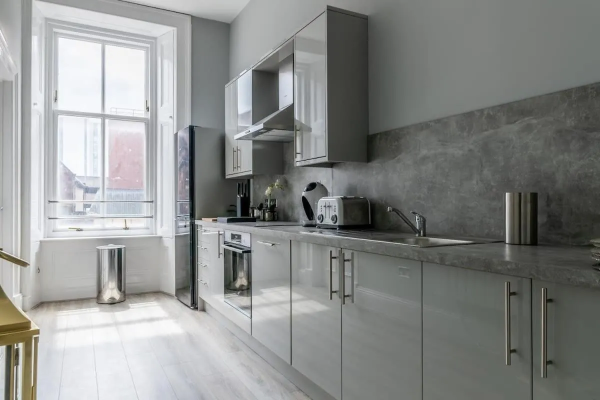 Image 3 of Beautiful 4 bed flat in perfect central location