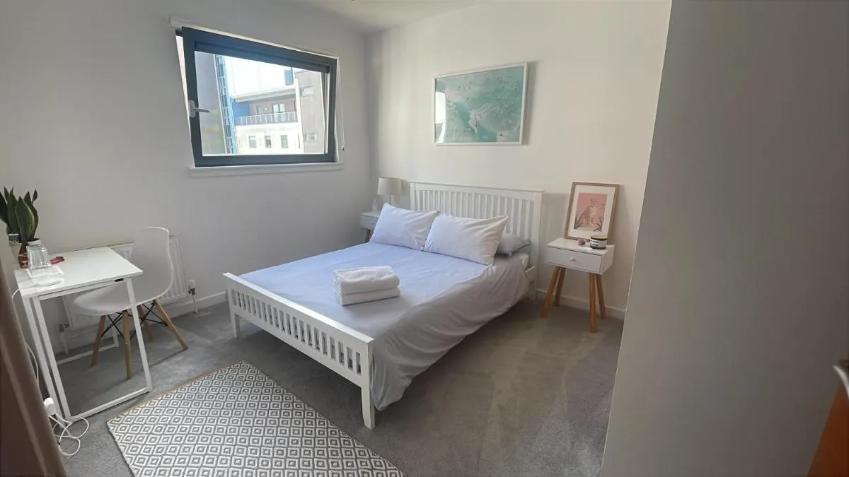 Image 2 of Bright Private Room & Bathroom with Parking – Glasgow West End