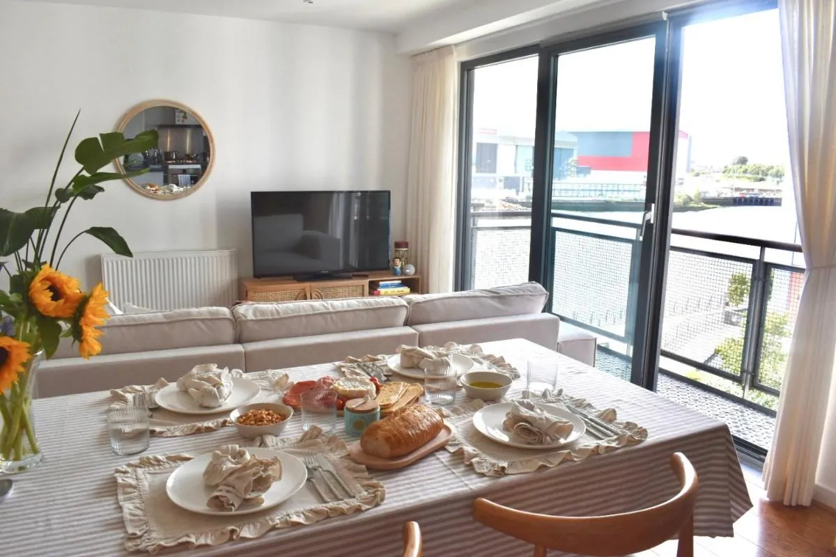 Image 1 of Bright Private Room & Bathroom with Parking – Glasgow West End