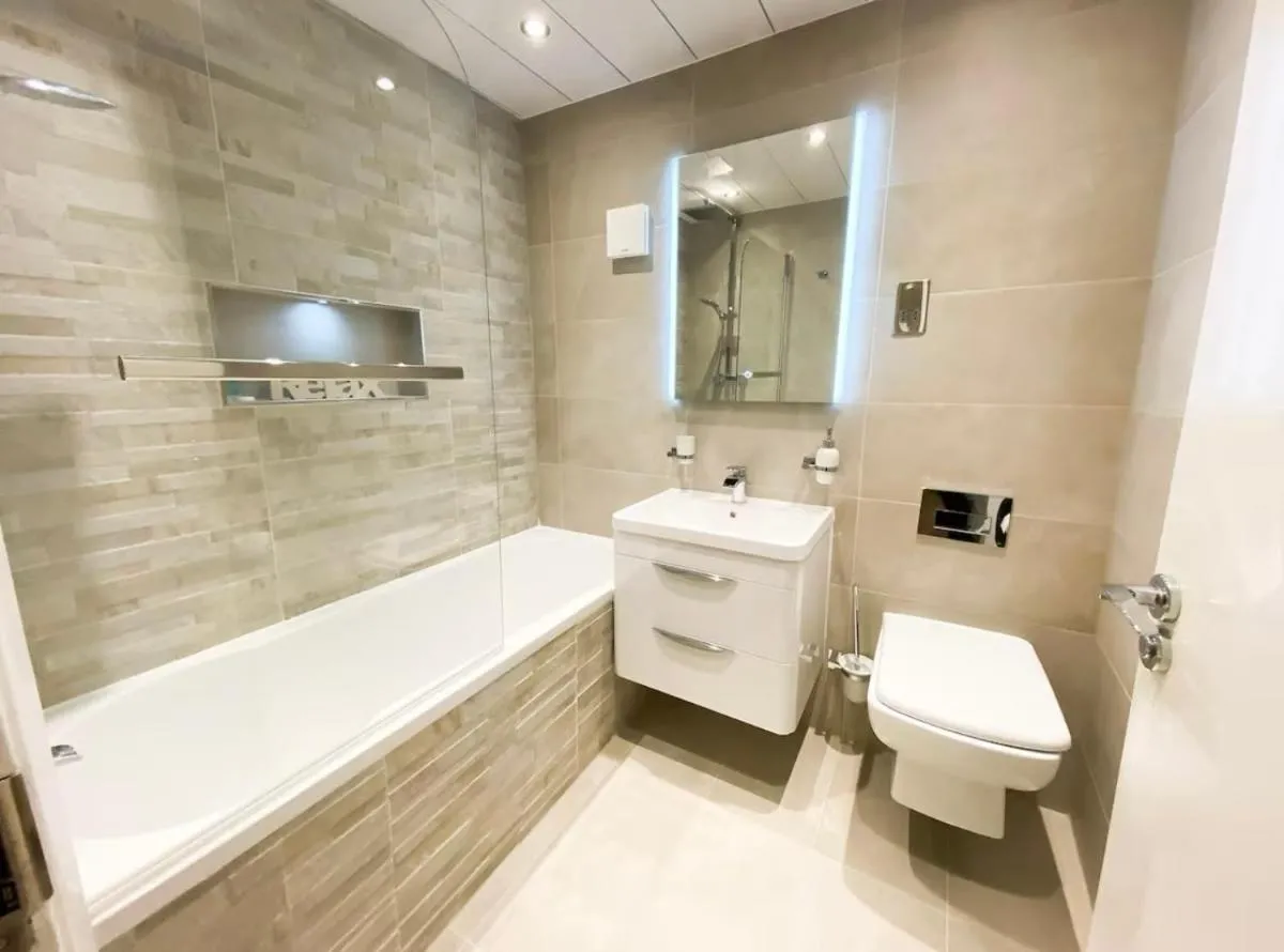 Image 2 of Central two bedroom, Free private parking