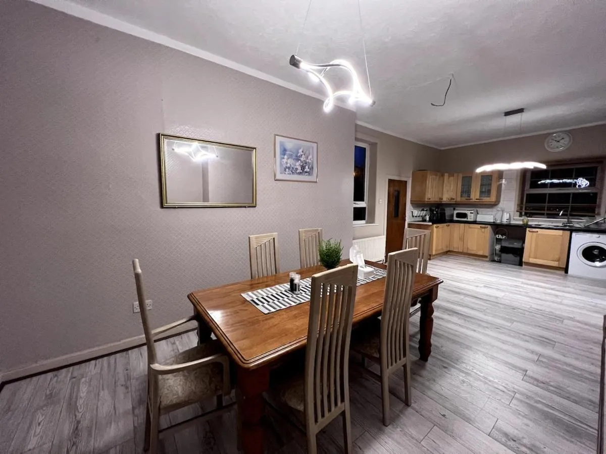 Image 3 of Cheerful 5 Bedroom House Close to Central West End and Parking