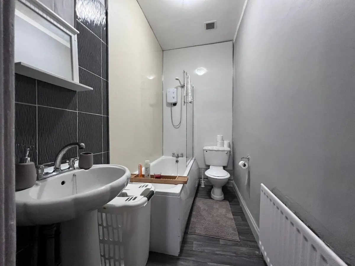 Image 2 of Cheerful 5 Bedroom House Close to Central West End and Parking