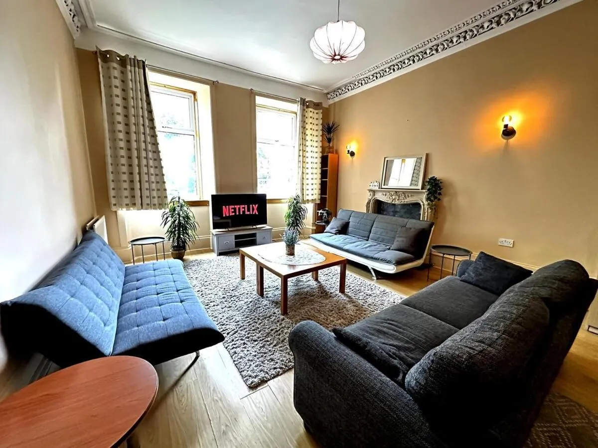 Image 4 of Cheerful 5 Bedroom House Close to Central West End and Parking
