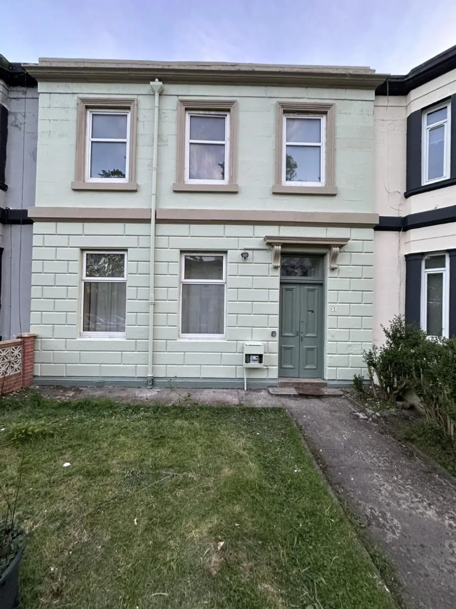 Image 5 of Cheerful 5 Bedroom House Close to Central West End and Parking