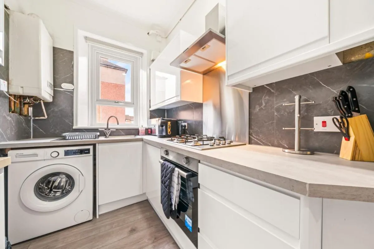 Image 2 of Cosy and Bright 3-Bedroom Flat