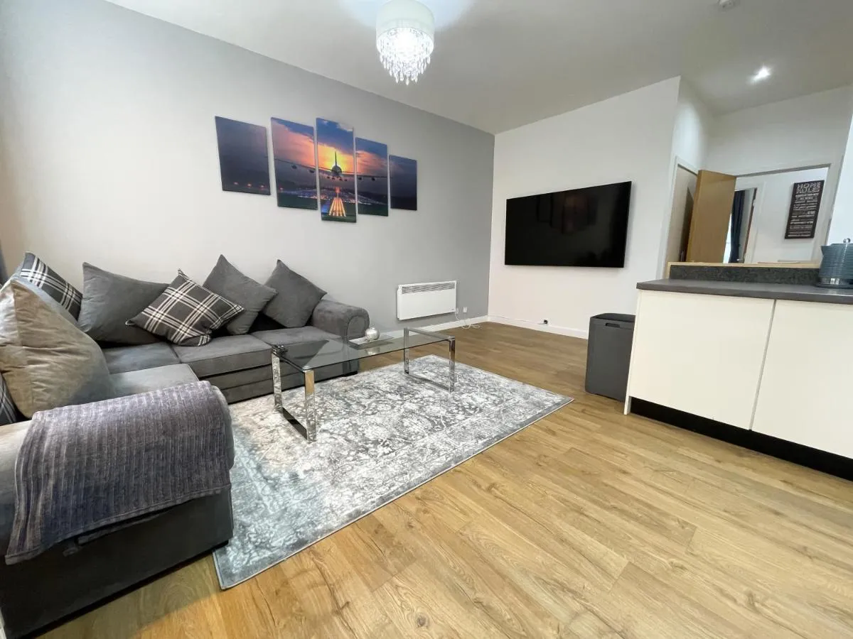 Image 4 of Exquisite 2BR Flat near Central Train Station