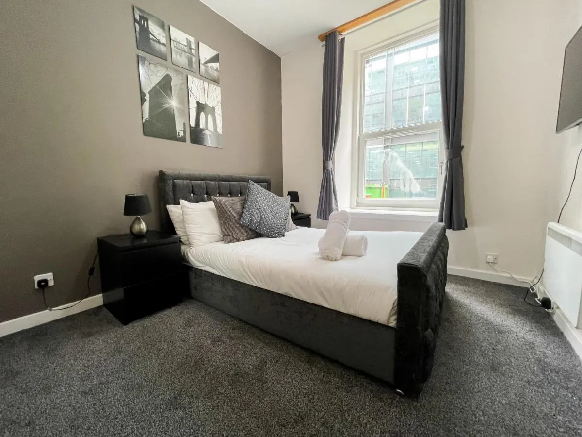 Image 6 of Exquisite 2BR Flat near Central Train Station