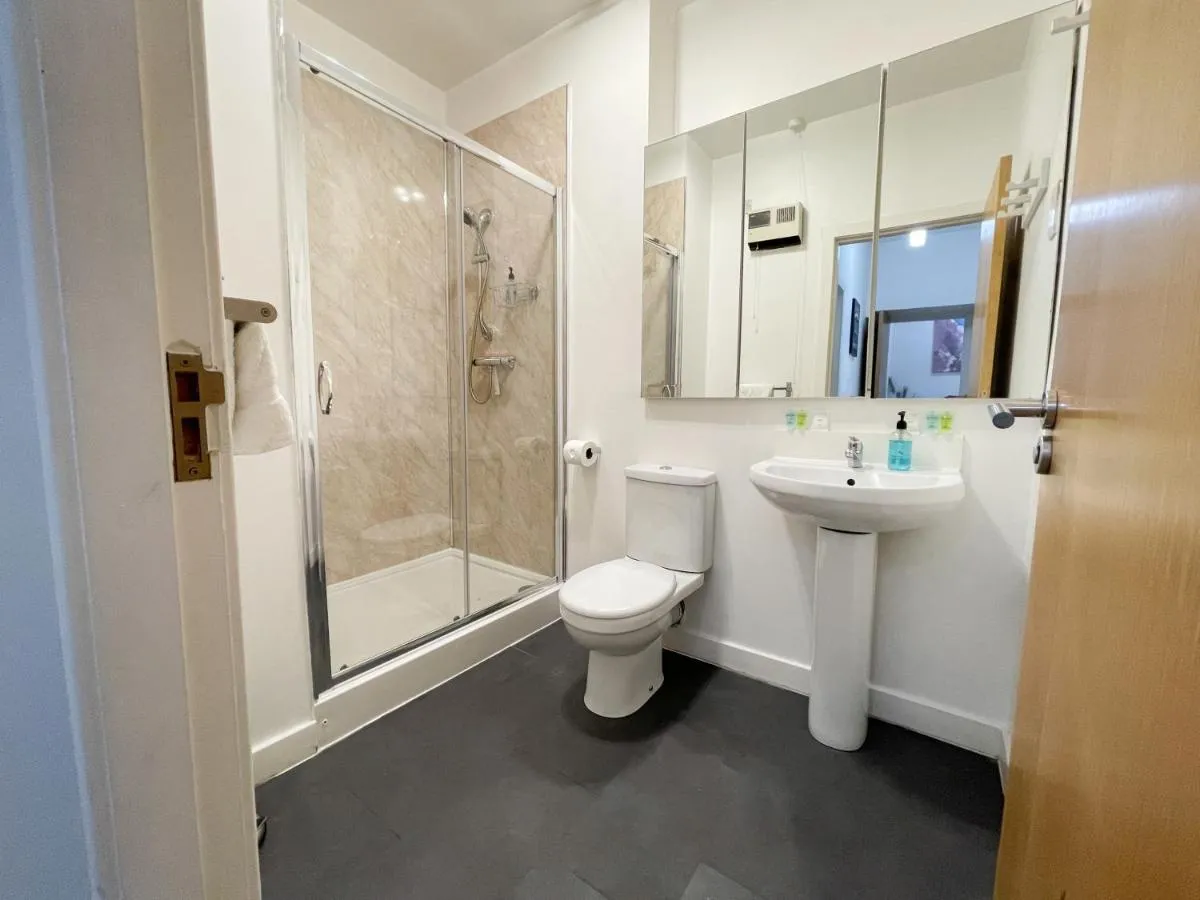 Image 2 of Exquisite 2BR Flat near Central Train Station