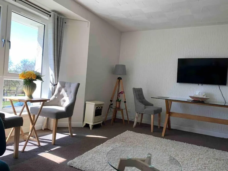 Image 2 of Facing Glasgow Green spacious Apartment Free parking