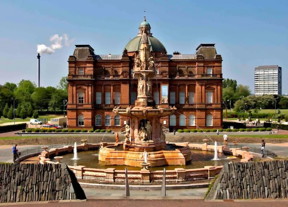 Image 5 of Facing Glasgow Green spacious Apartment Free parking
