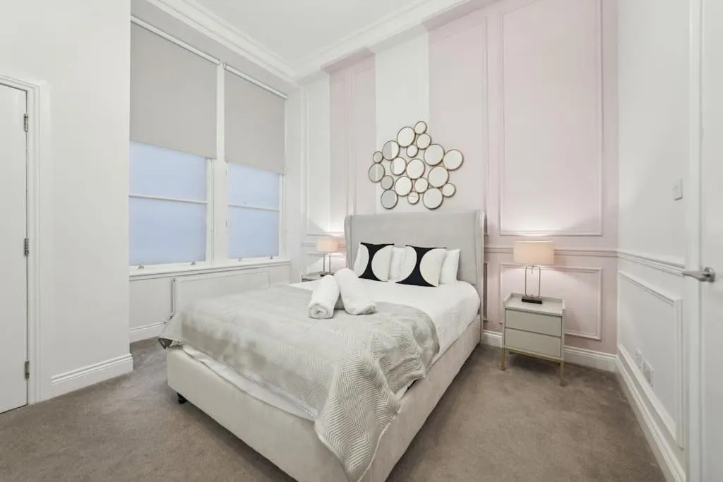 Image 6 of (G5) Grand 1 bed Blythswood Apartment