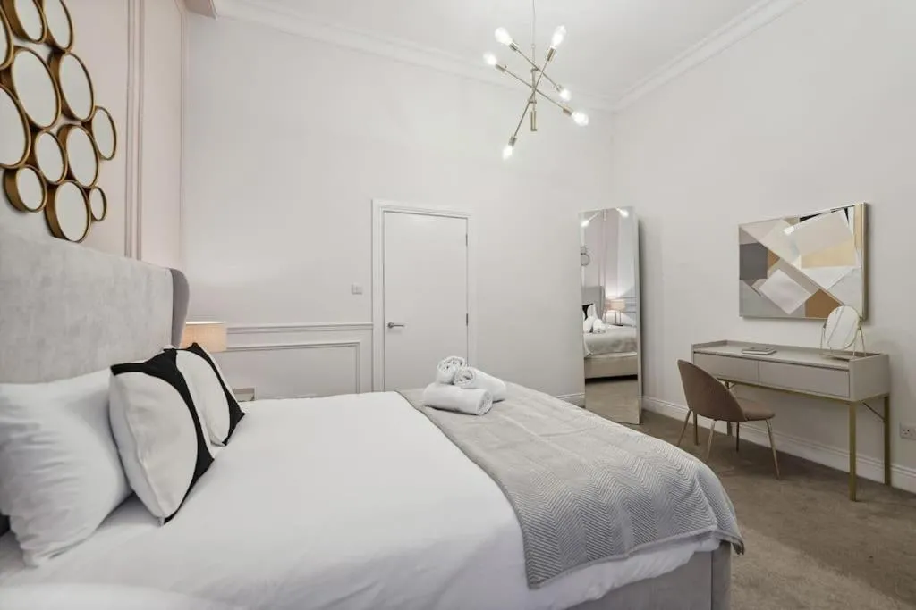 Image 1 of (G5) Grand 1 bed Blythswood Apartment