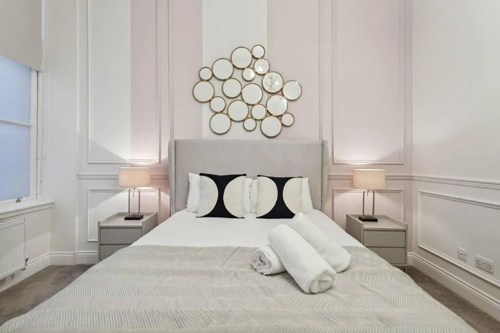 Image 4 of (G5) Grand 1 bed Blythswood Apartment