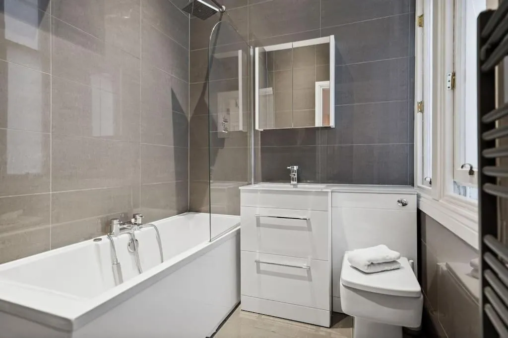 Image 2 of (G5) Grand 1 bed Blythswood Apartment