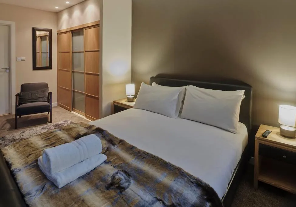 Image 1 of Glasgow, Finnieston Luxury 2 Bed with parking, e-check in, hi-fi