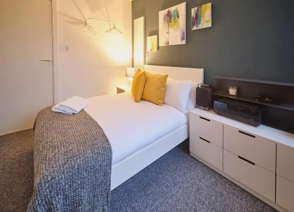 Image 6 of Glasgow, Finnieston Luxury 2 Bed with parking, e-check in, hi-fi