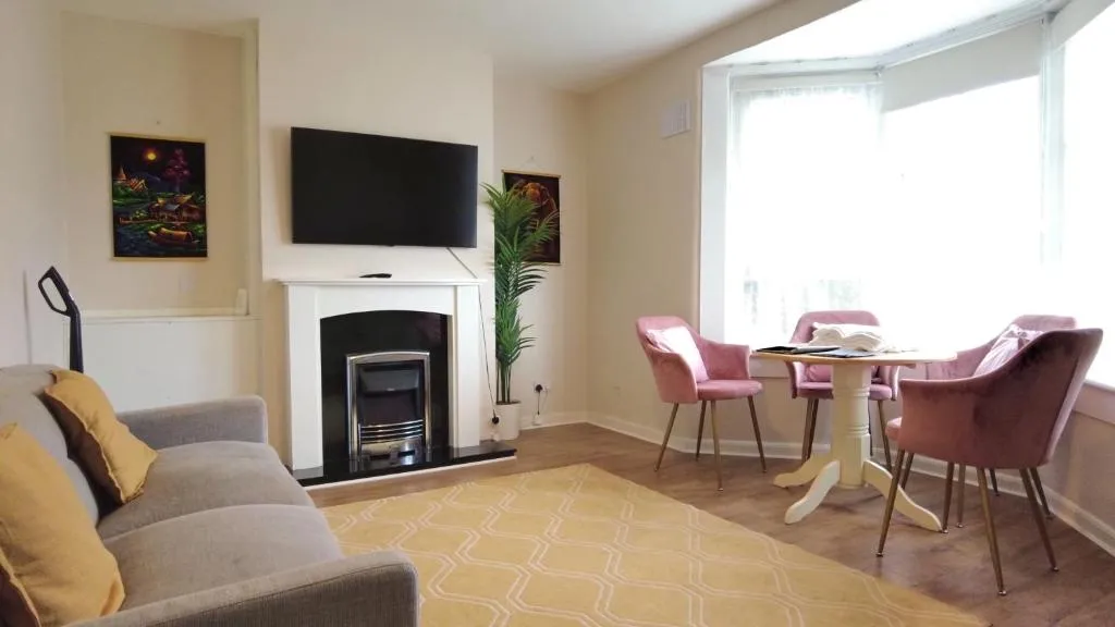 Image of Holiday Home – Beautiful Two bedroom House in Glasgow & Free Parking