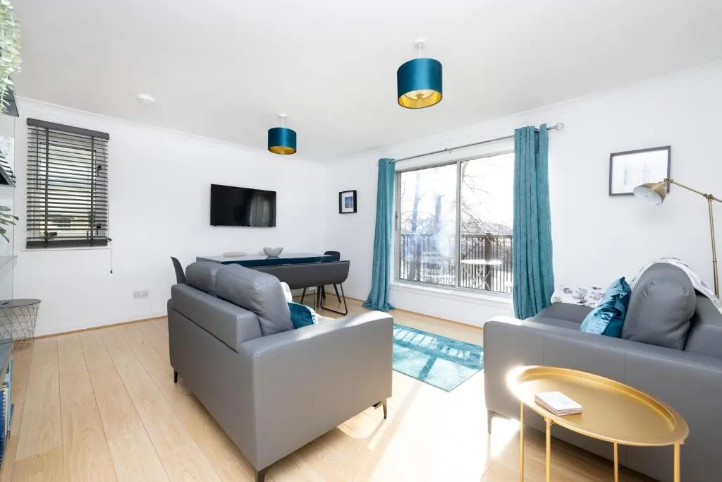 Image of JOIVY Bright Flat Overlooking The Clyde