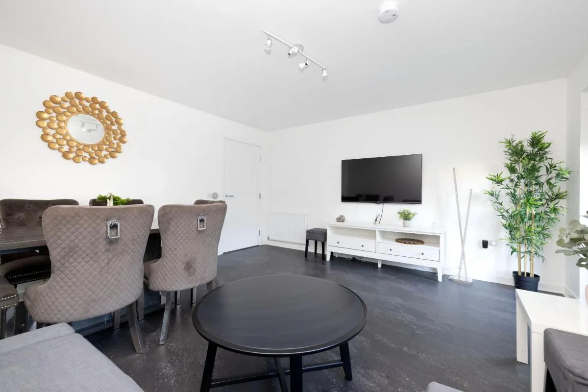 Image 4 of JOIVY Stylish House with Garden & Parking