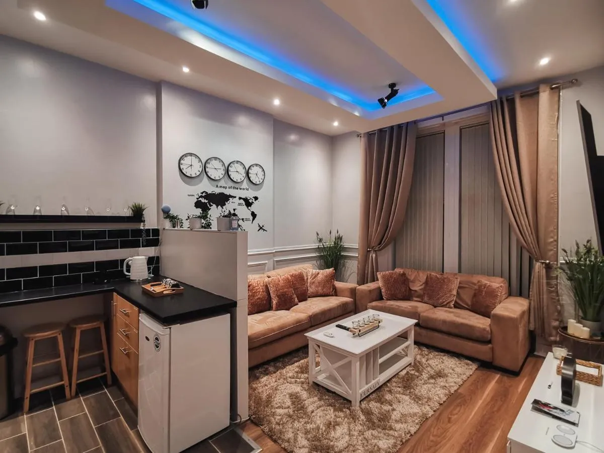 Image 3 of LUXURIOUS 3 BEDROOM APARTMENT: HEART OF WESTEND