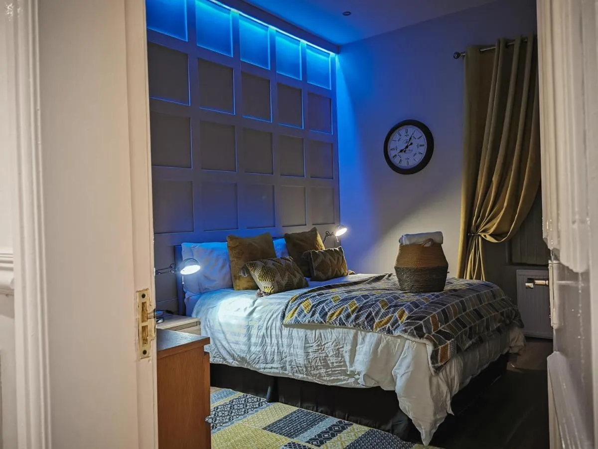 Image 1 of LUXURIOUS 3 BEDROOM APARTMENT: HEART OF WESTEND