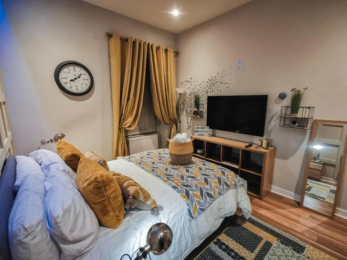 Image 4 of LUXURIOUS 3 BEDROOM APARTMENT: HEART OF WESTEND