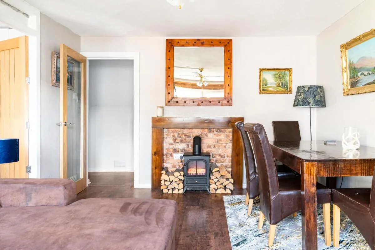 Image 4 of Lovely 1-bedroom property with balcony in West end