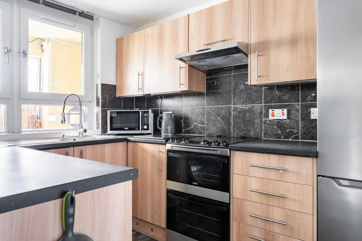 Image 2 of Lovely 1-bedroom property with balcony in West end