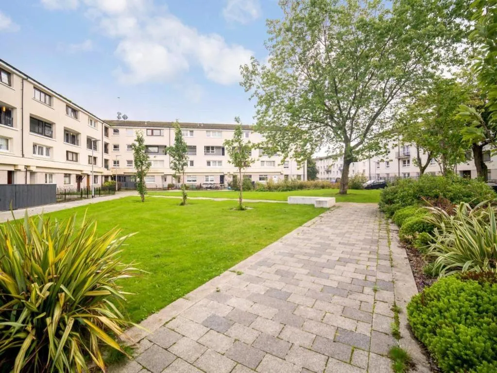 Image of Lovely 1-bedroom property with balcony in West end
