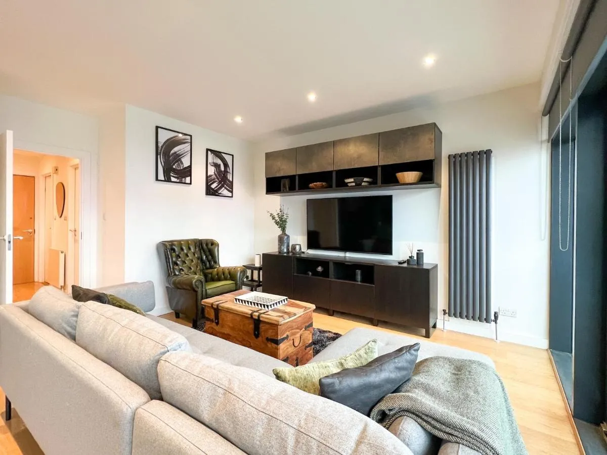 Image 4 of Lovely 2 Bed Duplex Apartment with Hydro Views