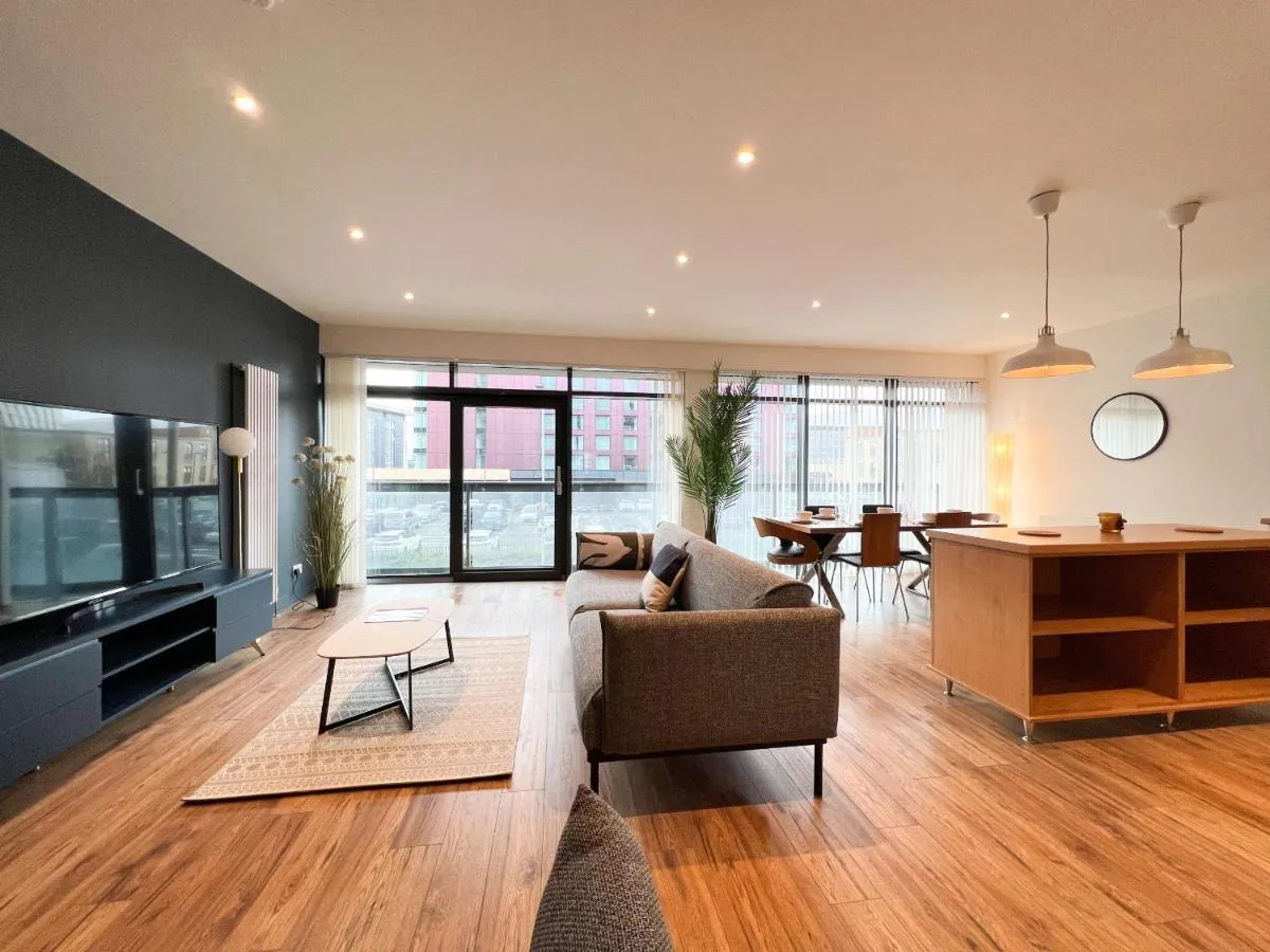 Image 3 of Lovely two bed apartment in Finnieston